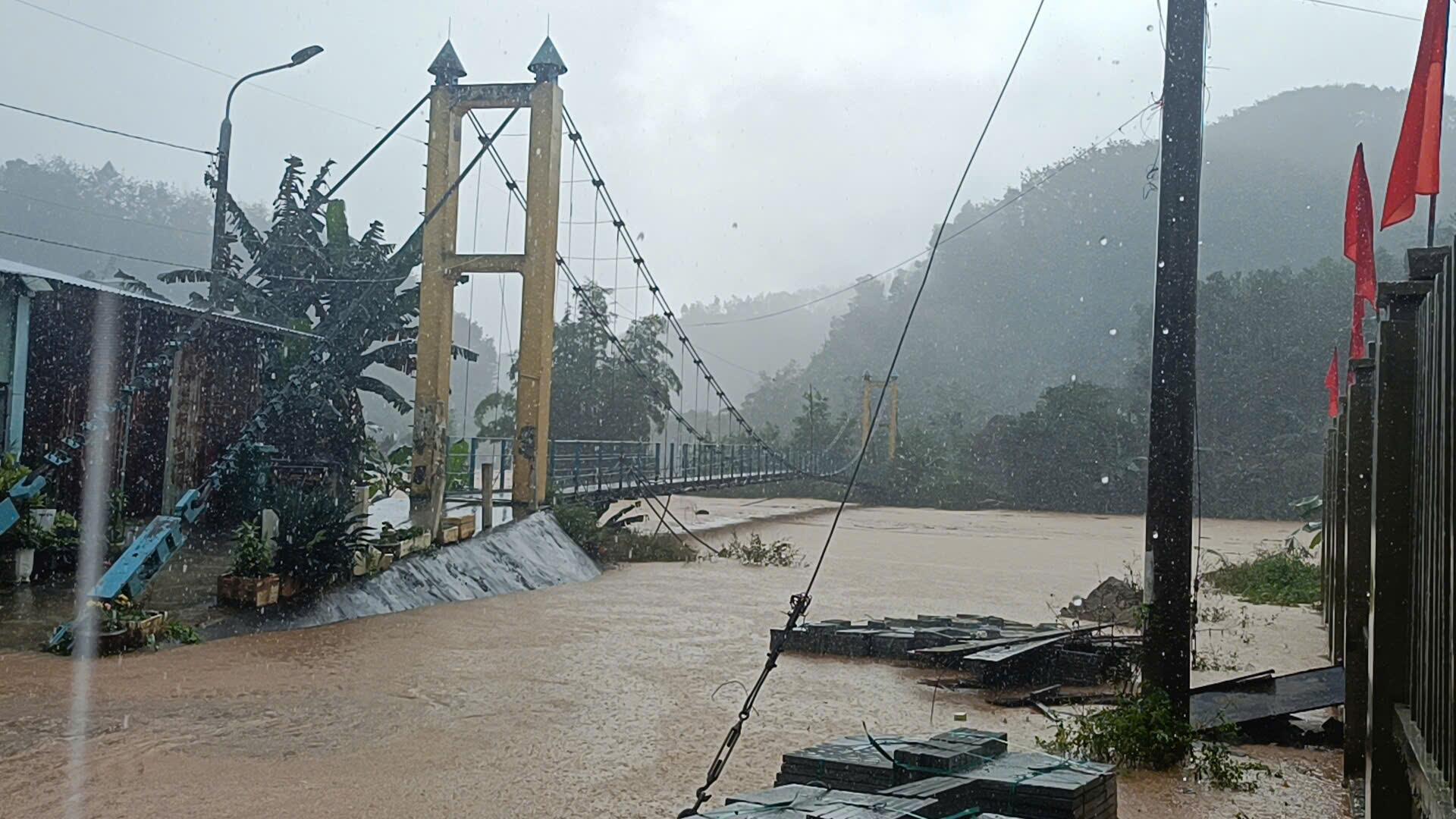 Hơn 65.000 hộ dân tại TP. Đà Nẵng bị ngập do mưa lũ- Ảnh 3. Hơn 65.000 hộ dân tại TP. Đà Nẵng bị ngập do mưa lũ- Ảnh 3.