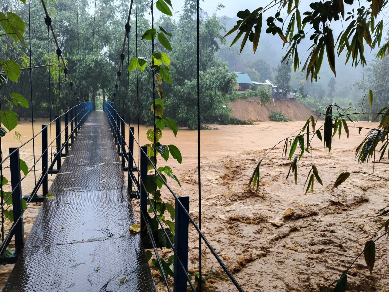 Hơn 65.000 hộ dân tại TP. Đà Nẵng bị ngập do mưa lũ- Ảnh 4. Hơn 65.000 hộ dân tại TP. Đà Nẵng bị ngập do mưa lũ- Ảnh 4.