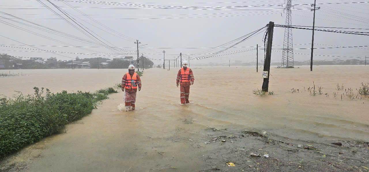 EVNCPC: Đặt an toàn điện trong vùng mưa lũ là ưu tiên hàng đầu- Ảnh 1. EVNCPC: Đặt an toàn điện trong vùng mưa lũ là ưu tiên hàng đầu- Ảnh 1.