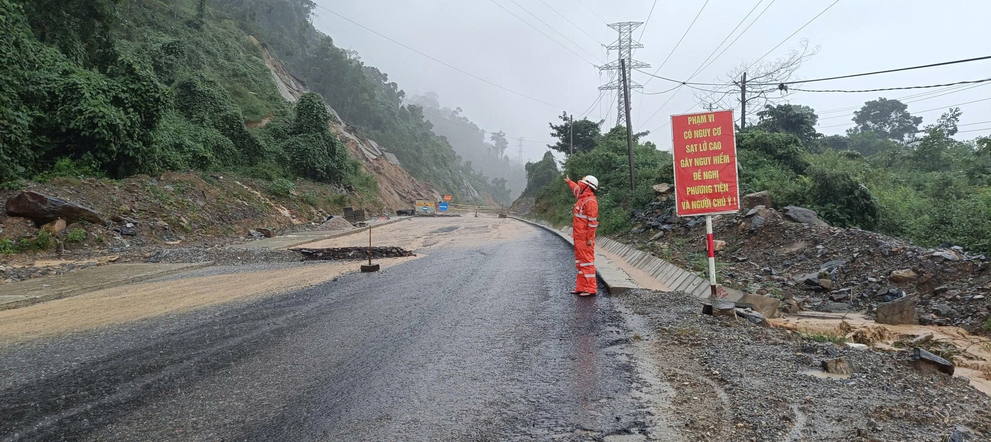EVNCPC: Đặt an toàn điện trong vùng mưa lũ là ưu tiên hàng đầu- Ảnh 2. EVNCPC: Đặt an toàn điện trong vùng mưa lũ là ưu tiên hàng đầu- Ảnh 2.