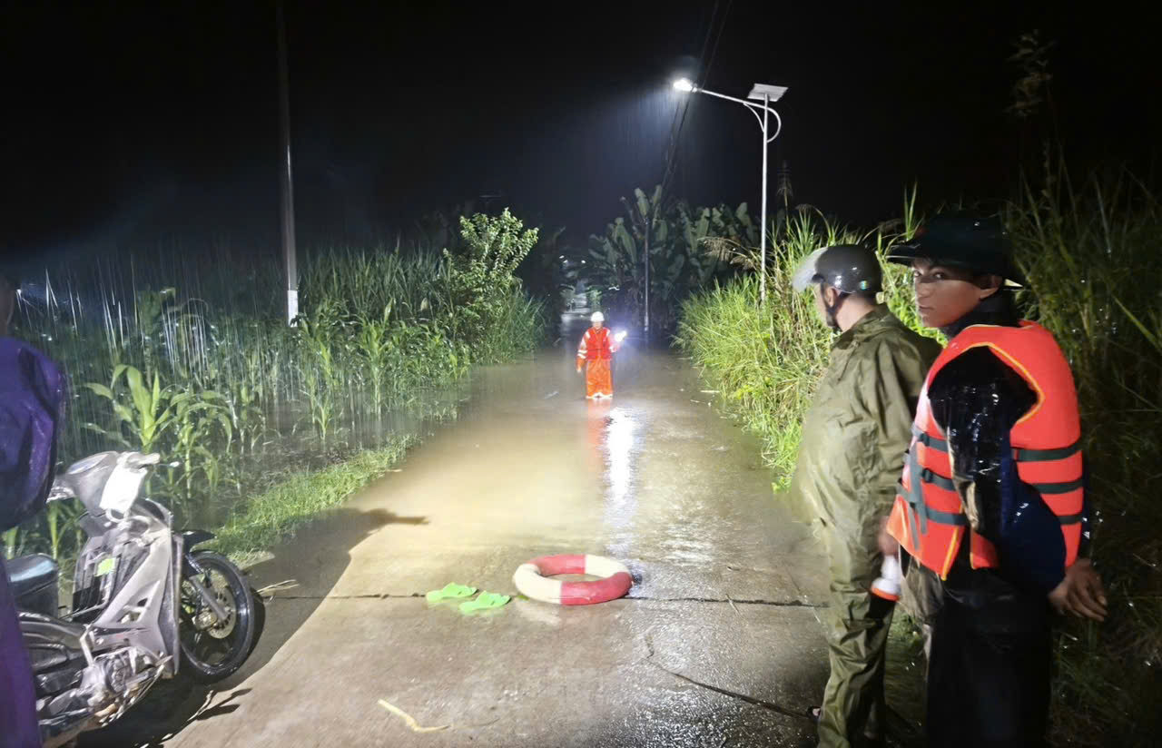 EVNCPC: Đặt an toàn điện trong vùng mưa lũ là ưu tiên hàng đầu- Ảnh 3. EVNCPC: Đặt an toàn điện trong vùng mưa lũ là ưu tiên hàng đầu- Ảnh 3.