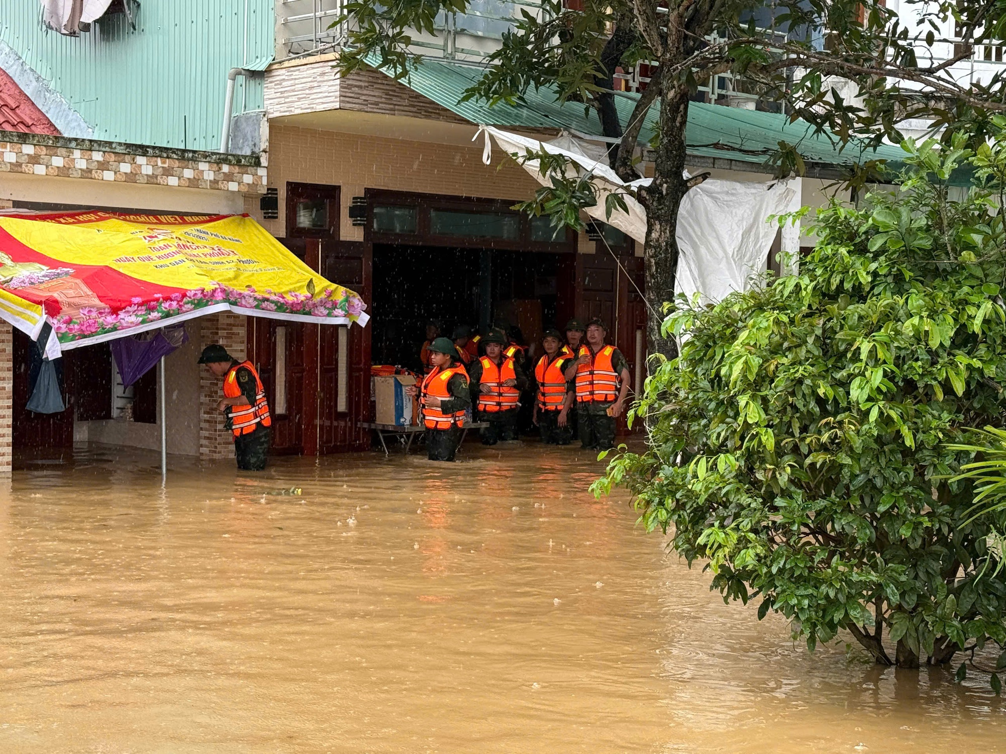 Hơn 65.000 hộ dân tại TP. Đà Nẵng bị ngập do mưa lũ- Ảnh 7. Hơn 65.000 hộ dân tại TP. Đà Nẵng bị ngập do mưa lũ- Ảnh 7.