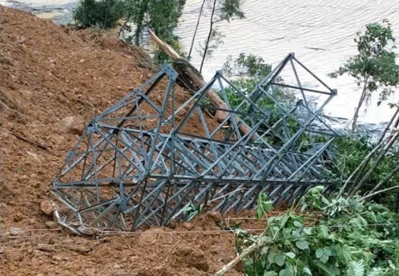 Khẩn trương khắc phục sự cố sạt lở làm ngã đổ cột điện  110kV Phước Sơn- Ảnh 1. Khẩn trương khắc phục sự cố sạt lở làm ngã đổ cột điện  110kV Phước Sơn- Ảnh 1.