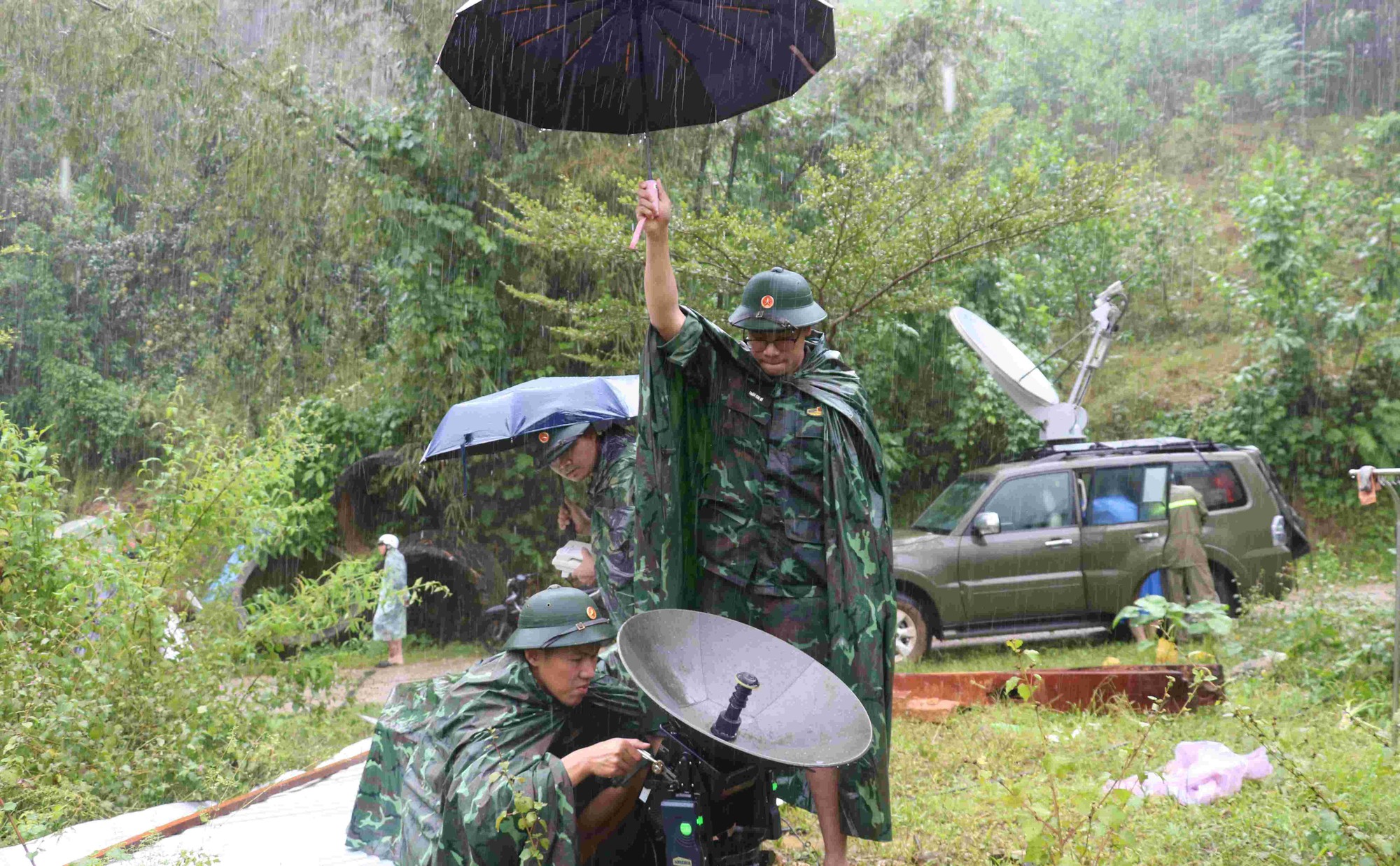 Tô thắm hình ảnh Bộ đội Cụ Hồ trong lòng nhân dân vùng lũ- Ảnh 2. Tô thắm hình ảnh Bộ đội Cụ Hồ trong lòng nhân dân vùng lũ- Ảnh 2.