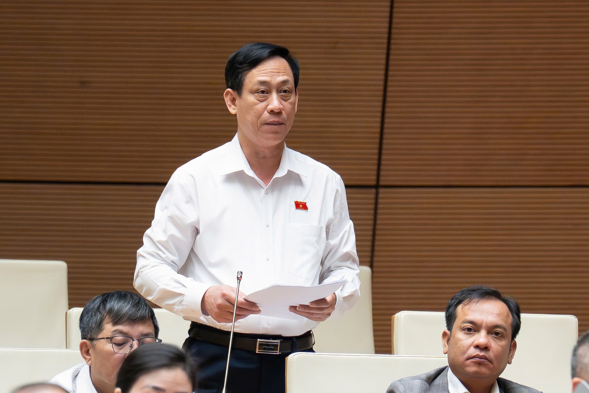 ĐBQH kiến nghị hoàn thiện chính quyền địa phương 2 cấp, cải thiện tiền lương, thu nhập cán bộ- Ảnh 1. ĐBQH kiến nghị hoàn thiện chính quyền địa phương 2 cấp, cải thiện tiền lương, thu nhập cán bộ- Ảnh 1.