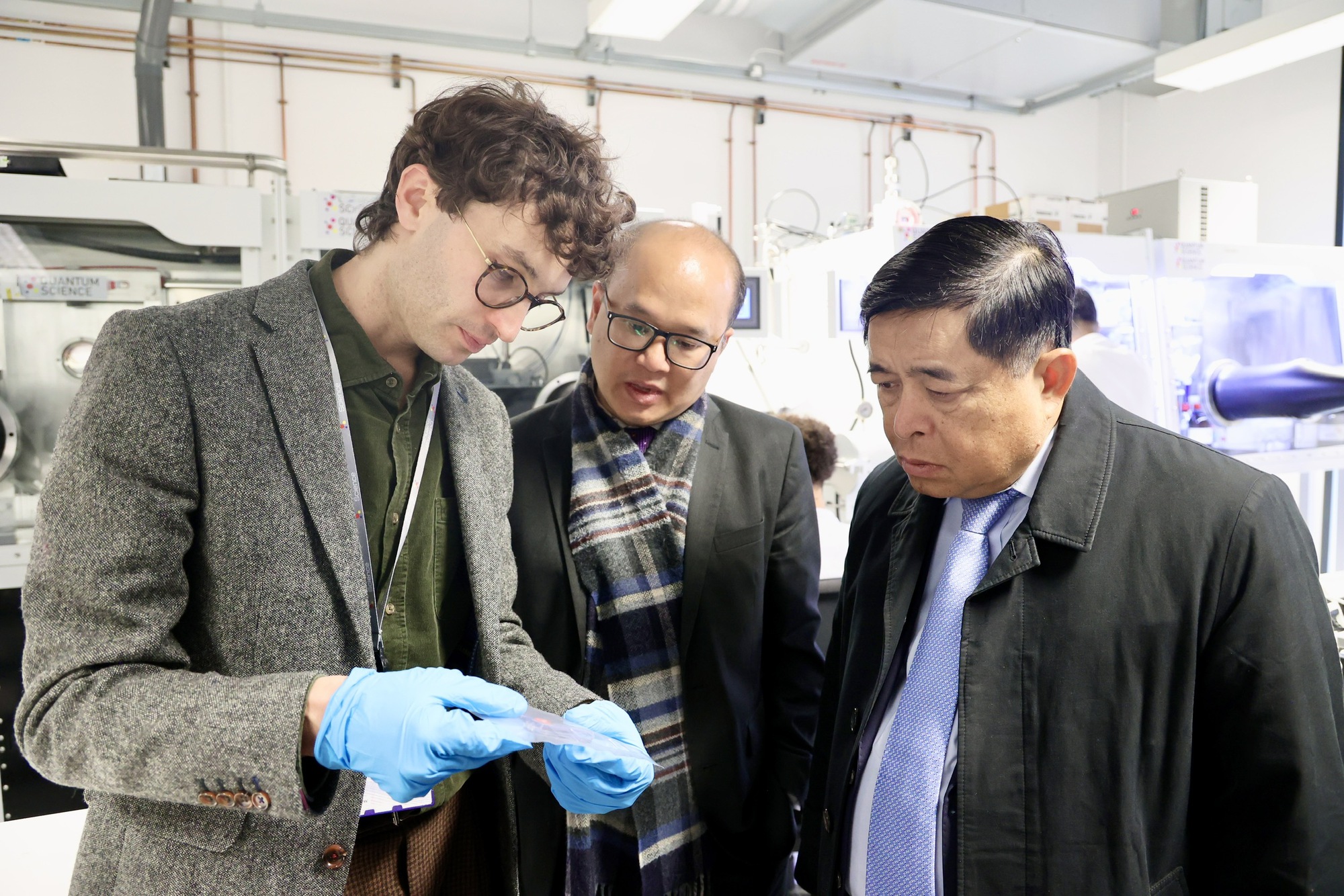 Phó Thủ tướng Chính phủ Nguyễn Chí Dũng thăm Quantum Science- Ảnh 4. Phó Thủ tướng Chính phủ Nguyễn Chí Dũng thăm Quantum Science- Ảnh 4.