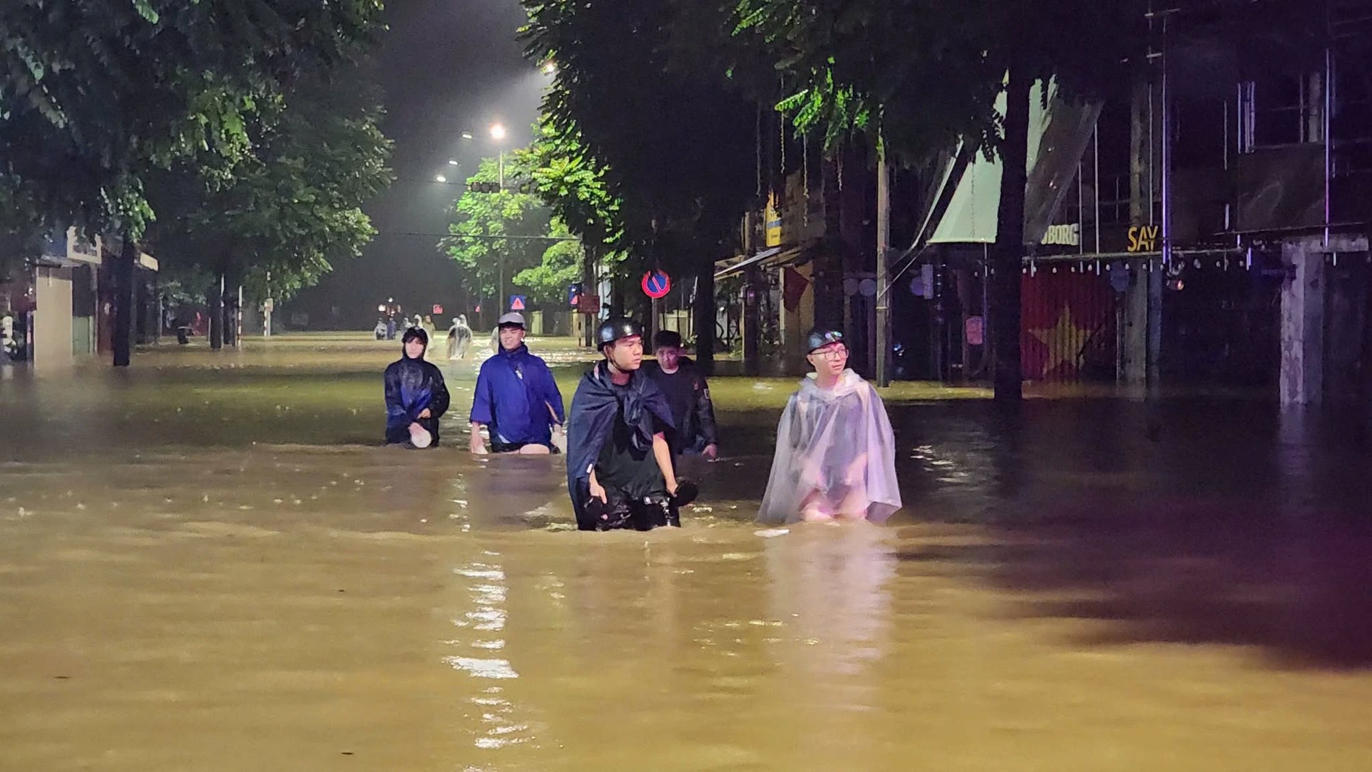 Mưa lũ gây thiệt hại nặng từ Huế đến Quảng Ngãi- Ảnh 1.