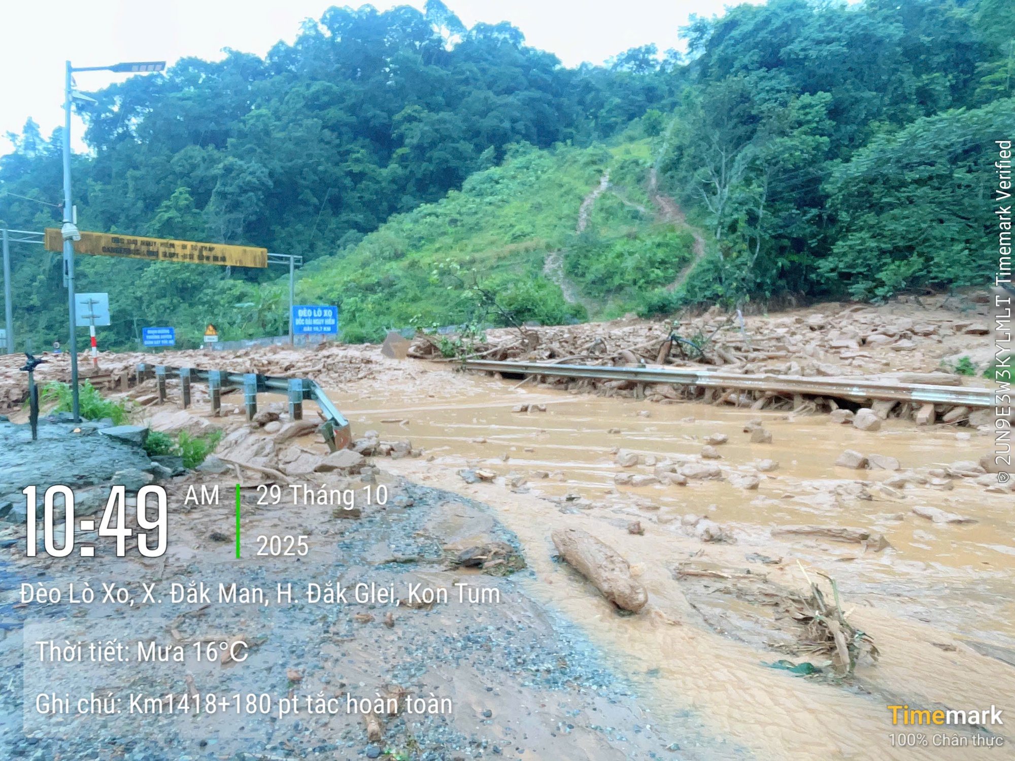 Đường Hồ Chí Minh qua Quảng Ngãi ách tắc hoàn toàn do sạt lở - Ảnh 3. Đường Hồ Chí Minh qua Quảng Ngãi ách tắc hoàn toàn do sạt lở - Ảnh 3.