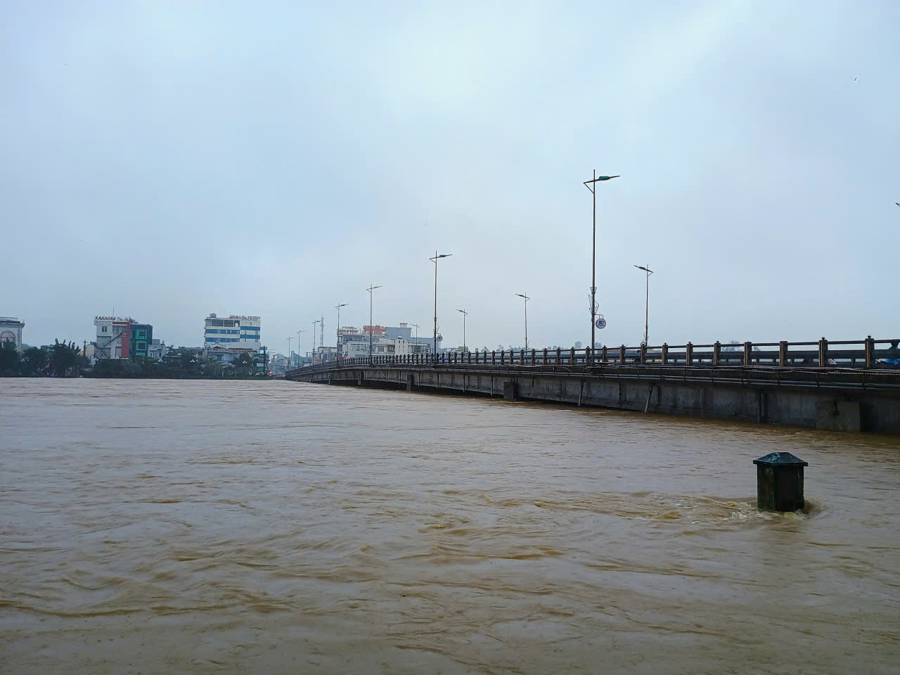 Quảng Ngãi: Nước lũ dâng cao, cấm phương tiện lưu thông qua cầu Châu Ổ- Ảnh 1. Quảng Ngãi: Nước lũ dâng cao, cấm phương tiện lưu thông qua cầu Châu Ổ- Ảnh 1.