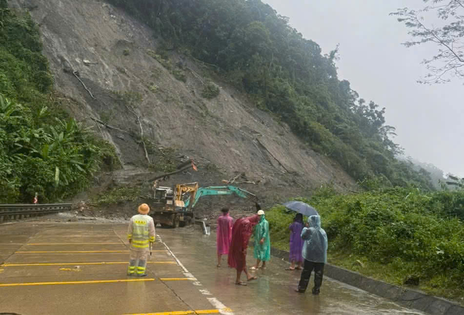 Phương án di chuyển khi quốc lộ, cao tốc qua miền Trung tắc nghẽn do mưa lũ- Ảnh 5. Phương án di chuyển khi quốc lộ, cao tốc qua miền Trung tắc nghẽn do mưa lũ- Ảnh 5.