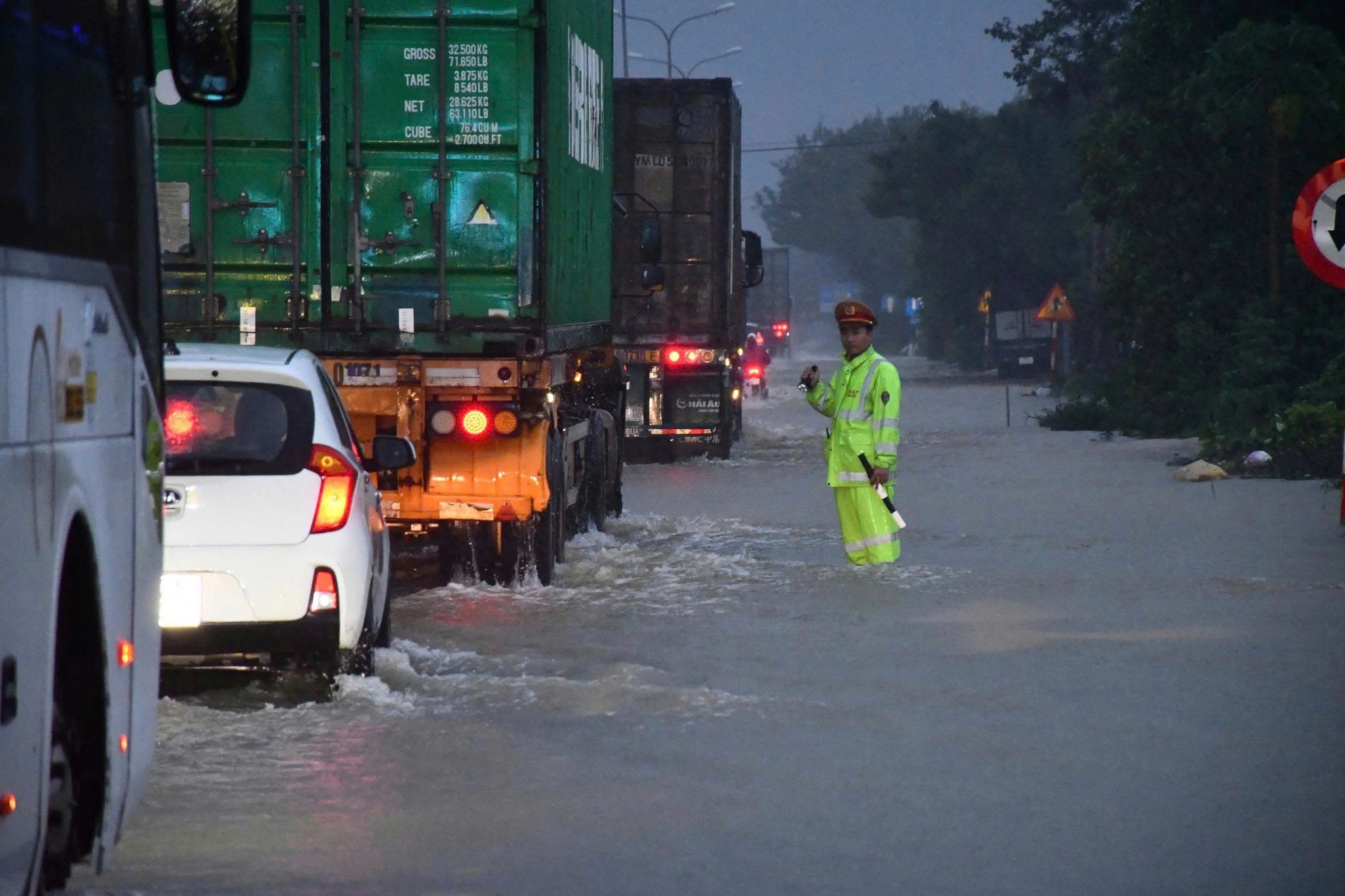 Phương án di chuyển khi quốc lộ, cao tốc qua miền Trung tắc nghẽn do mưa lũ- Ảnh 1. Phương án di chuyển khi quốc lộ, cao tốc qua miền Trung tắc nghẽn do mưa lũ- Ảnh 1.