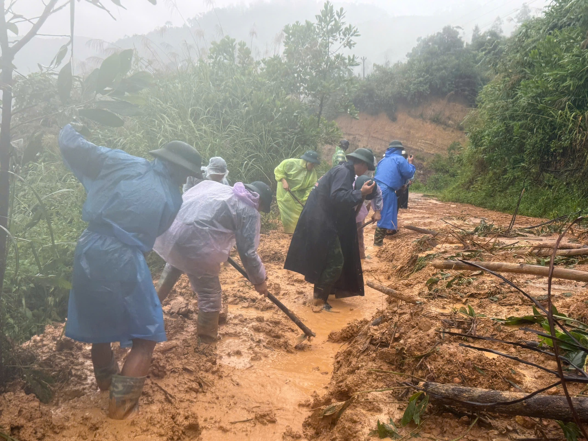 Bộ đội Biên phòng Đà Nẵng sát cánh cùng nhân dân vượt qua mưa lũ- Ảnh 6. Bộ đội Biên phòng Đà Nẵng sát cánh cùng nhân dân vượt qua mưa lũ- Ảnh 6.