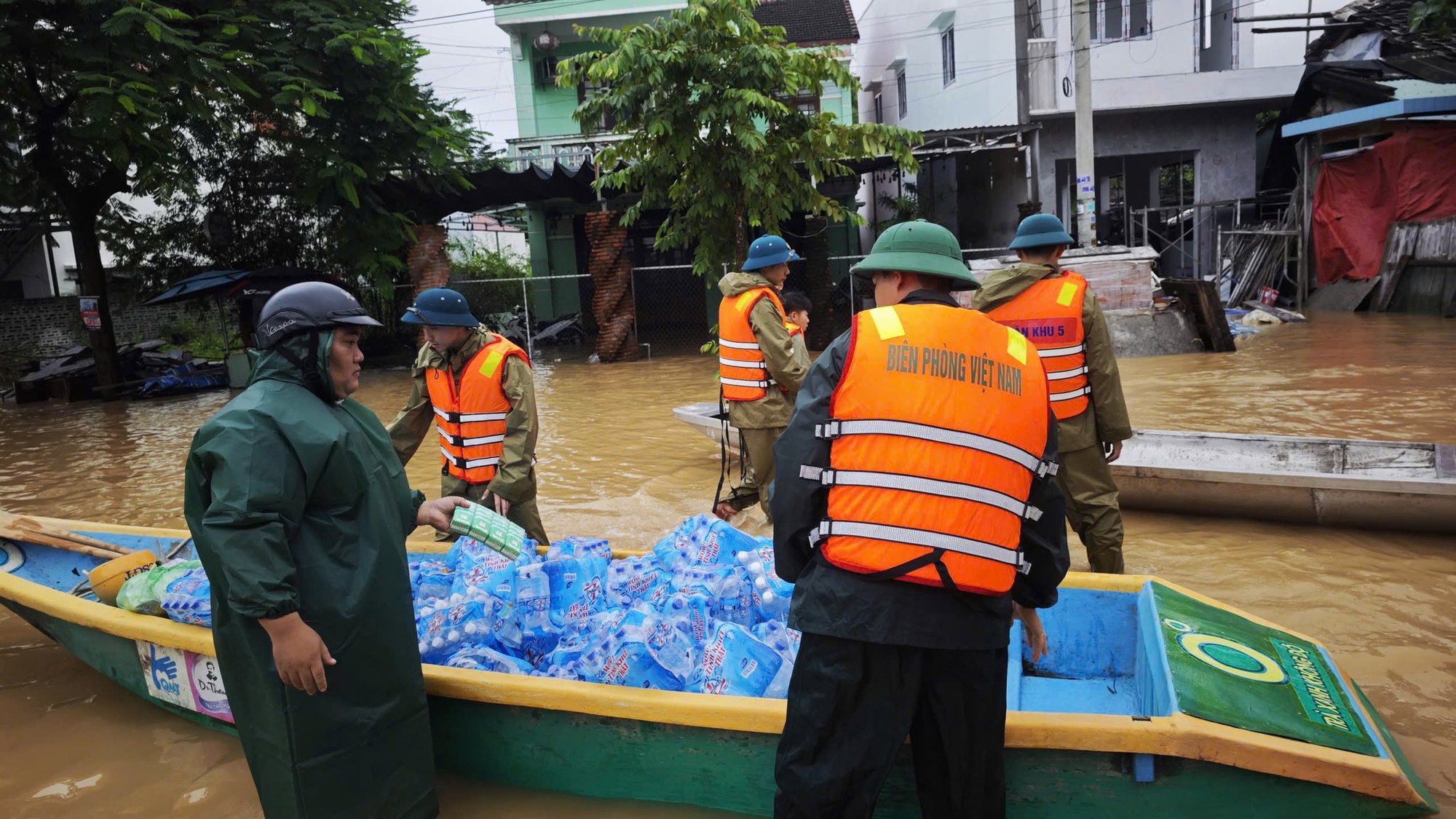 Bộ đội Biên phòng Đà Nẵng sát cánh cùng nhân dân vượt qua mưa lũ- Ảnh 11. Bộ đội Biên phòng Đà Nẵng sát cánh cùng nhân dân vượt qua mưa lũ- Ảnh 11.