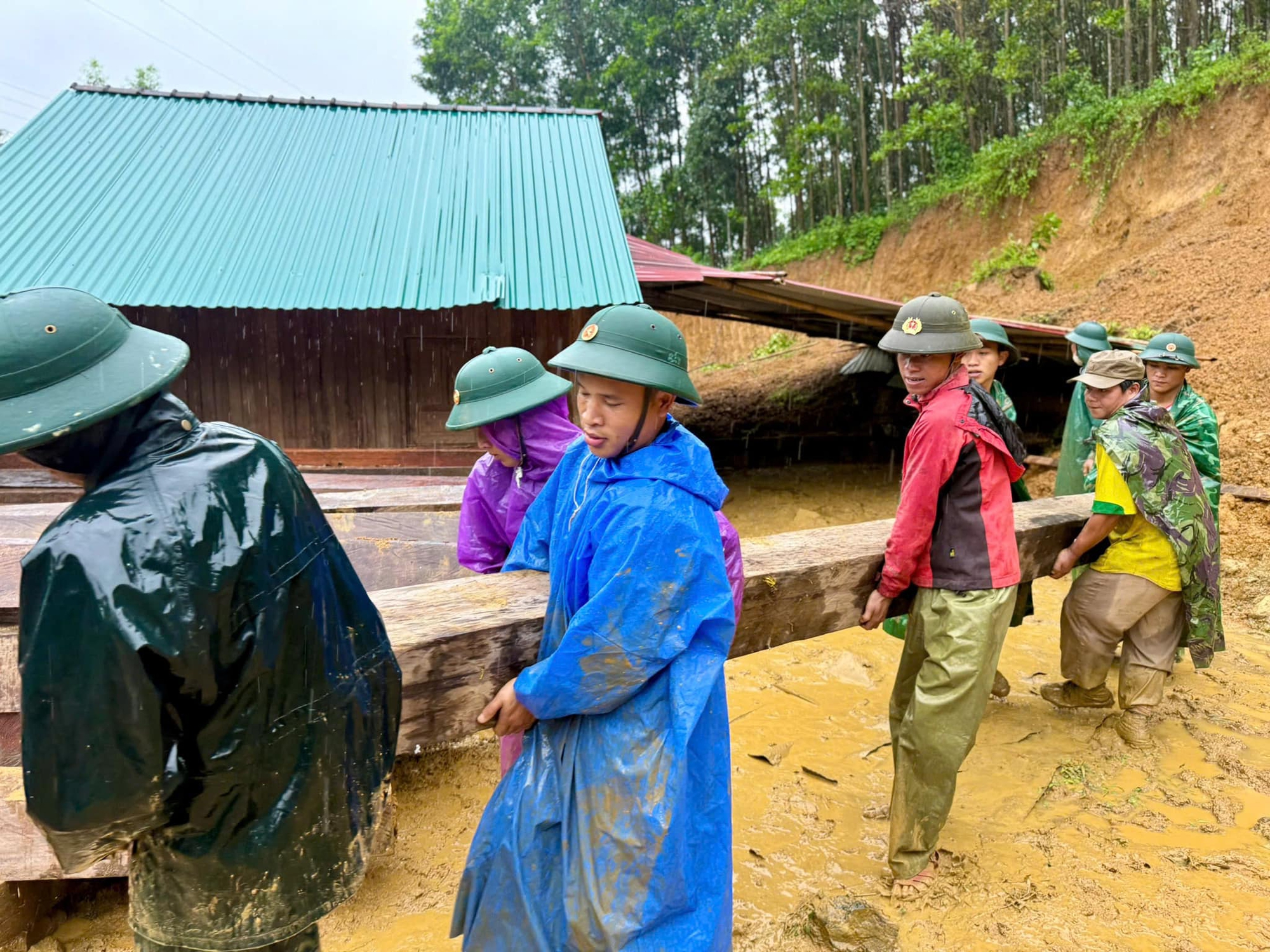 Bộ đội Biên phòng Đà Nẵng sát cánh cùng nhân dân vượt qua mưa lũ- Ảnh 1. Bộ đội Biên phòng Đà Nẵng sát cánh cùng nhân dân vượt qua mưa lũ- Ảnh 1.