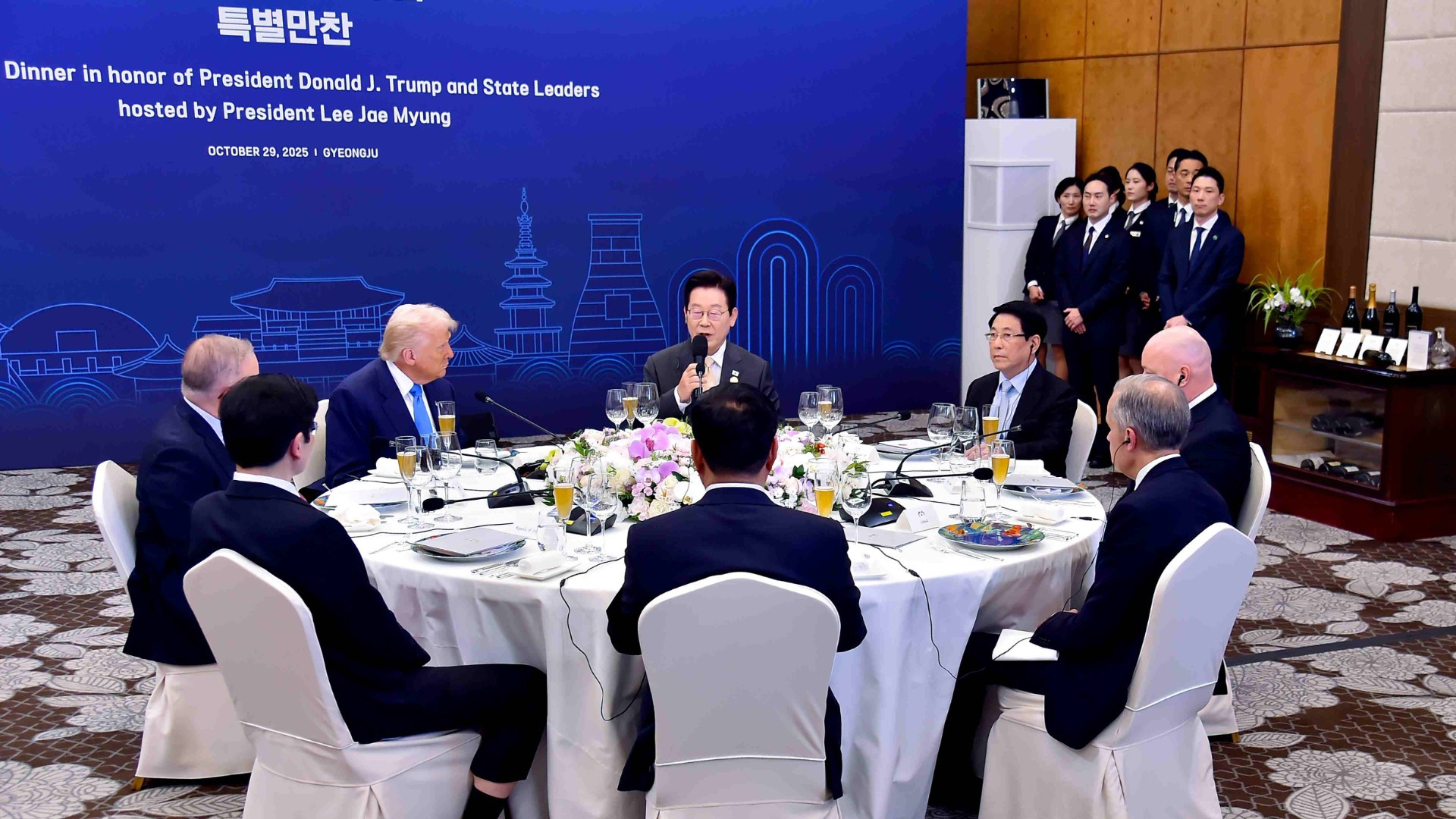 Hoạt động đầu tiên của Chủ tịch nước Lương Cường trong khuôn khổ Tuần lễ cấp cao APEC 2025- Ảnh 2. Hoạt động đầu tiên của Chủ tịch nước Lương Cường trong khuôn khổ Tuần lễ cấp cao APEC 2025- Ảnh 2.