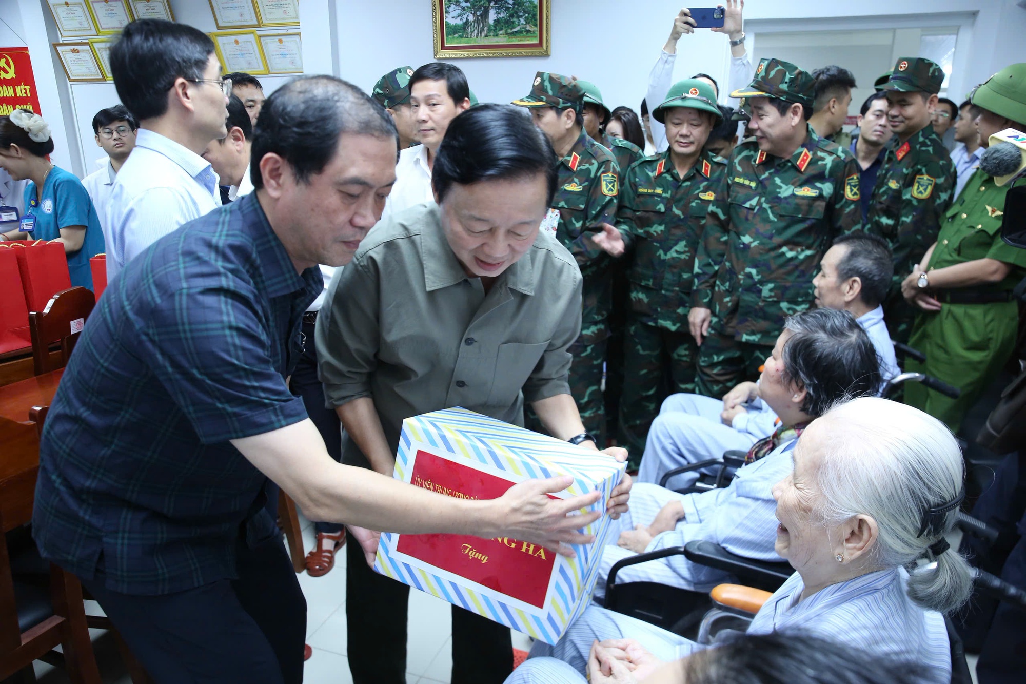 Phó Thủ tướng Trần Hồng Hà thăm, động viên bệnh nhân và nhân viên y tế Bệnh viện Phục hồi chức năng Huế- Ảnh 2. Phó Thủ tướng Trần Hồng Hà thăm, động viên bệnh nhân và nhân viên y tế Bệnh viện Phục hồi chức năng Huế- Ảnh 2.