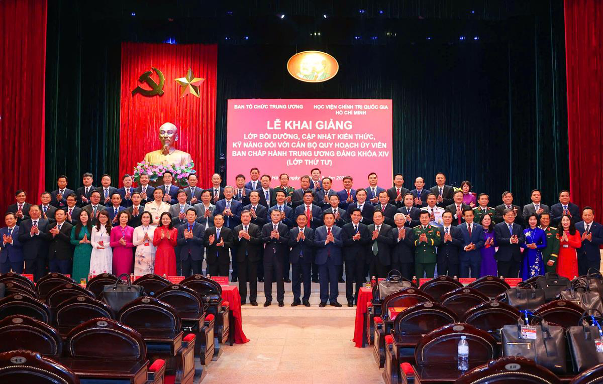 Xây dựng đội ngũ cán bộ bảo đảm phẩm chất, năng lực đáp ứng yêu cầu phát triển trong kỷ nguyên mới- Ảnh 1. Xây dựng đội ngũ cán bộ bảo đảm phẩm chất, năng lực đáp ứng yêu cầu phát triển trong kỷ nguyên mới- Ảnh 1.