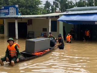 Bộ đội Biên phòng Đà Nẵng sát cánh cùng nhân dân vượt qua mưa lũ- Ảnh 2. Bộ đội Biên phòng Đà Nẵng sát cánh cùng nhân dân vượt qua mưa lũ- Ảnh 2.