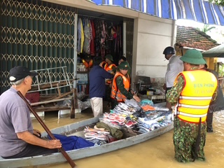 Bộ đội Biên phòng Đà Nẵng sát cánh cùng nhân dân vượt qua mưa lũ- Ảnh 3. Bộ đội Biên phòng Đà Nẵng sát cánh cùng nhân dân vượt qua mưa lũ- Ảnh 3.