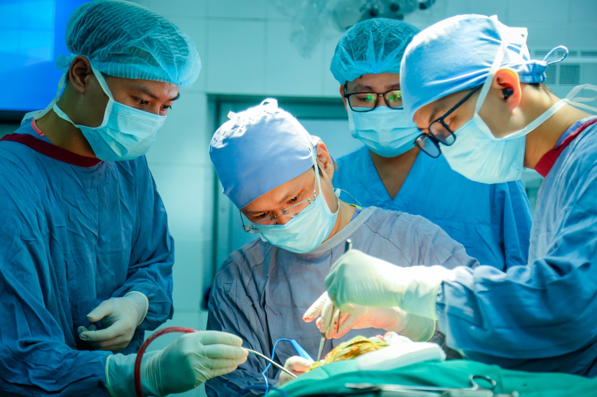 Lần đầu tiên cắt bỏ u tuyến yên bằng 2 cuộc đại phẫu cùng lúc- Ảnh 2. Lần đầu tiên cắt bỏ u tuyến yên bằng 2 cuộc đại phẫu cùng lúc- Ảnh 2.