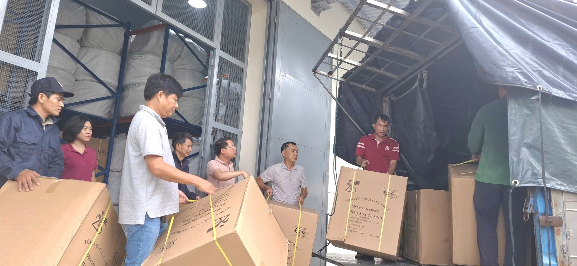 Xuất cấp hàng dự trữ quốc gia hỗ trợ Huế khắc phục hậu quả mưa lũ- Ảnh 1. Xuất cấp hàng dự trữ quốc gia hỗ trợ Huế khắc phục hậu quả mưa lũ- Ảnh 1.