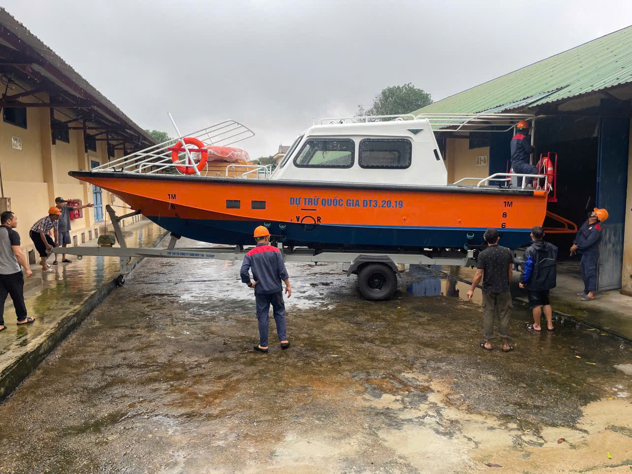 Xuất cấp hàng dự trữ quốc gia hỗ trợ Huế khắc phục hậu quả mưa lũ- Ảnh 2. Xuất cấp hàng dự trữ quốc gia hỗ trợ Huế khắc phục hậu quả mưa lũ- Ảnh 2.