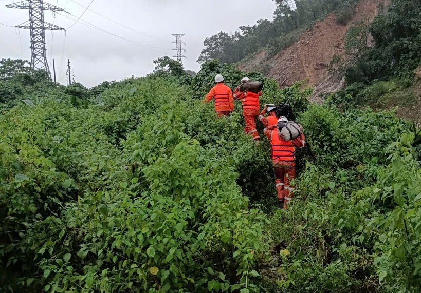 EVNCPC huy động toàn lực khắc phục sự cố điện do mưa lũ- Ảnh 2. EVNCPC huy động toàn lực khắc phục sự cố điện do mưa lũ- Ảnh 2.