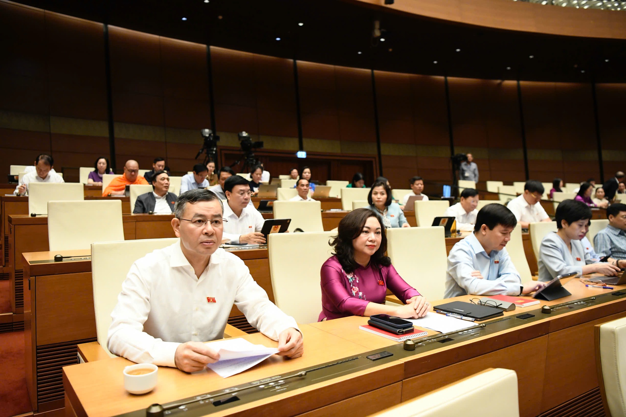 ĐBQH kiến nghị hoàn thiện chính quyền địa phương 2 cấp, cải thiện tiền lương, thu nhập cán bộ- Ảnh 3. ĐBQH kiến nghị hoàn thiện chính quyền địa phương 2 cấp, cải thiện tiền lương, thu nhập cán bộ- Ảnh 3.