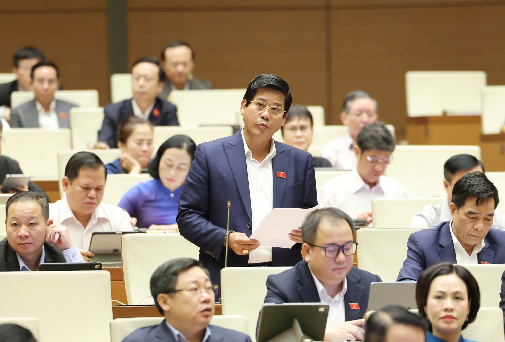 ĐBQH kiến nghị hoàn thiện chính quyền địa phương 2 cấp, cải thiện tiền lương, thu nhập cán bộ- Ảnh 2. ĐBQH kiến nghị hoàn thiện chính quyền địa phương 2 cấp, cải thiện tiền lương, thu nhập cán bộ- Ảnh 2.