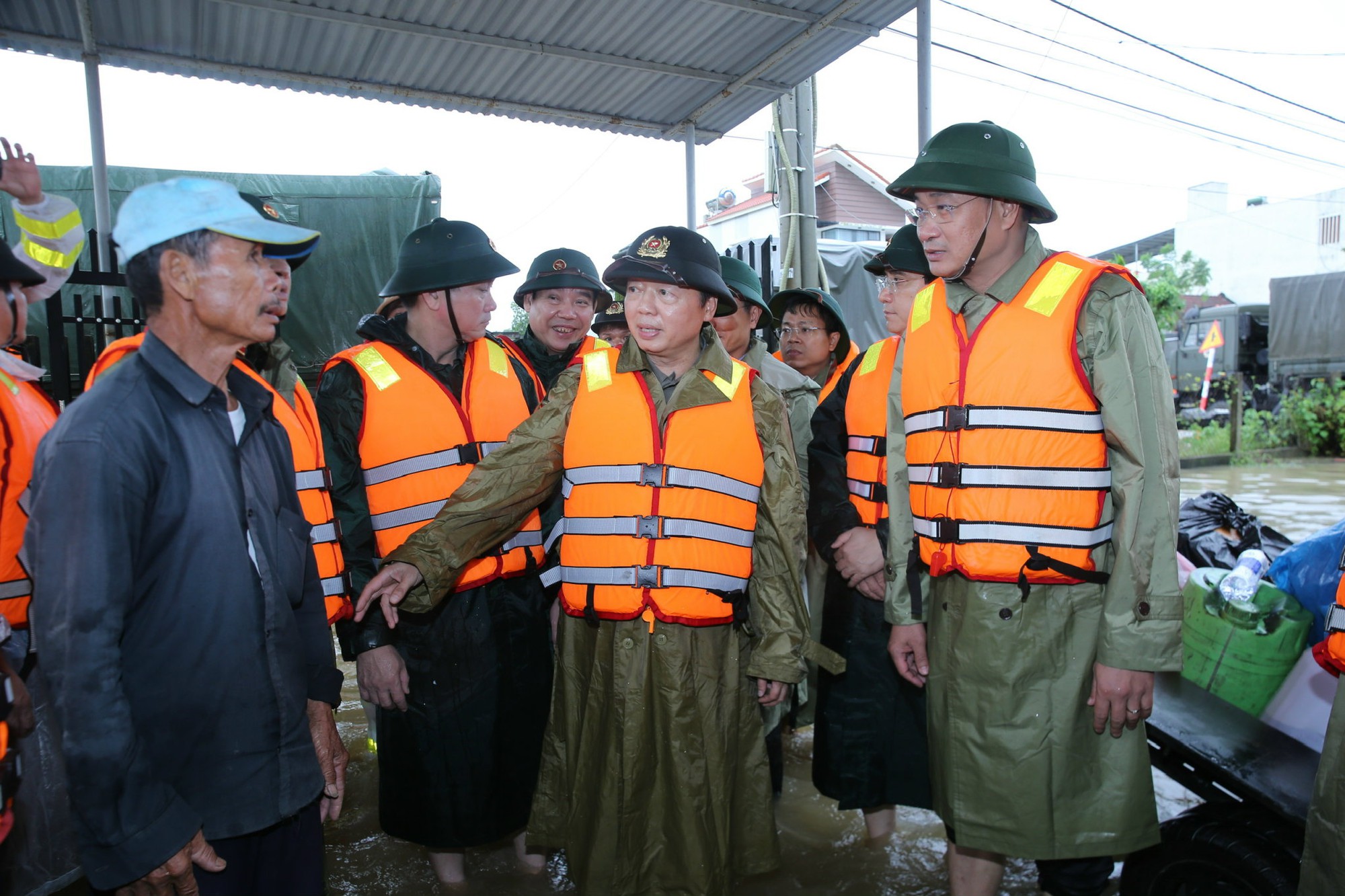 Phó Thủ tướng Trần Hồng Hà thăm hỏi, động viên người dân bị cô lập trong vùng lũ ở Đà Nẵng- Ảnh 2. Phó Thủ tướng Trần Hồng Hà thăm hỏi, động viên người dân bị cô lập trong vùng lũ ở Đà Nẵng- Ảnh 2.