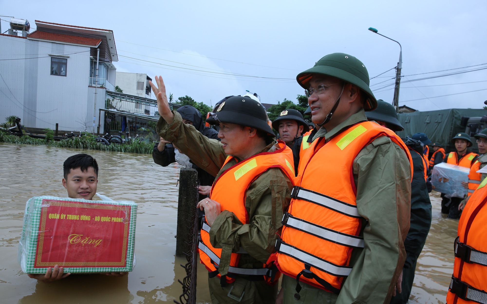 Phó Thủ tướng Trần Hồng Hà thăm hỏi, động viên người dân bị cô lập trong vùng lũ ở Đà Nẵng