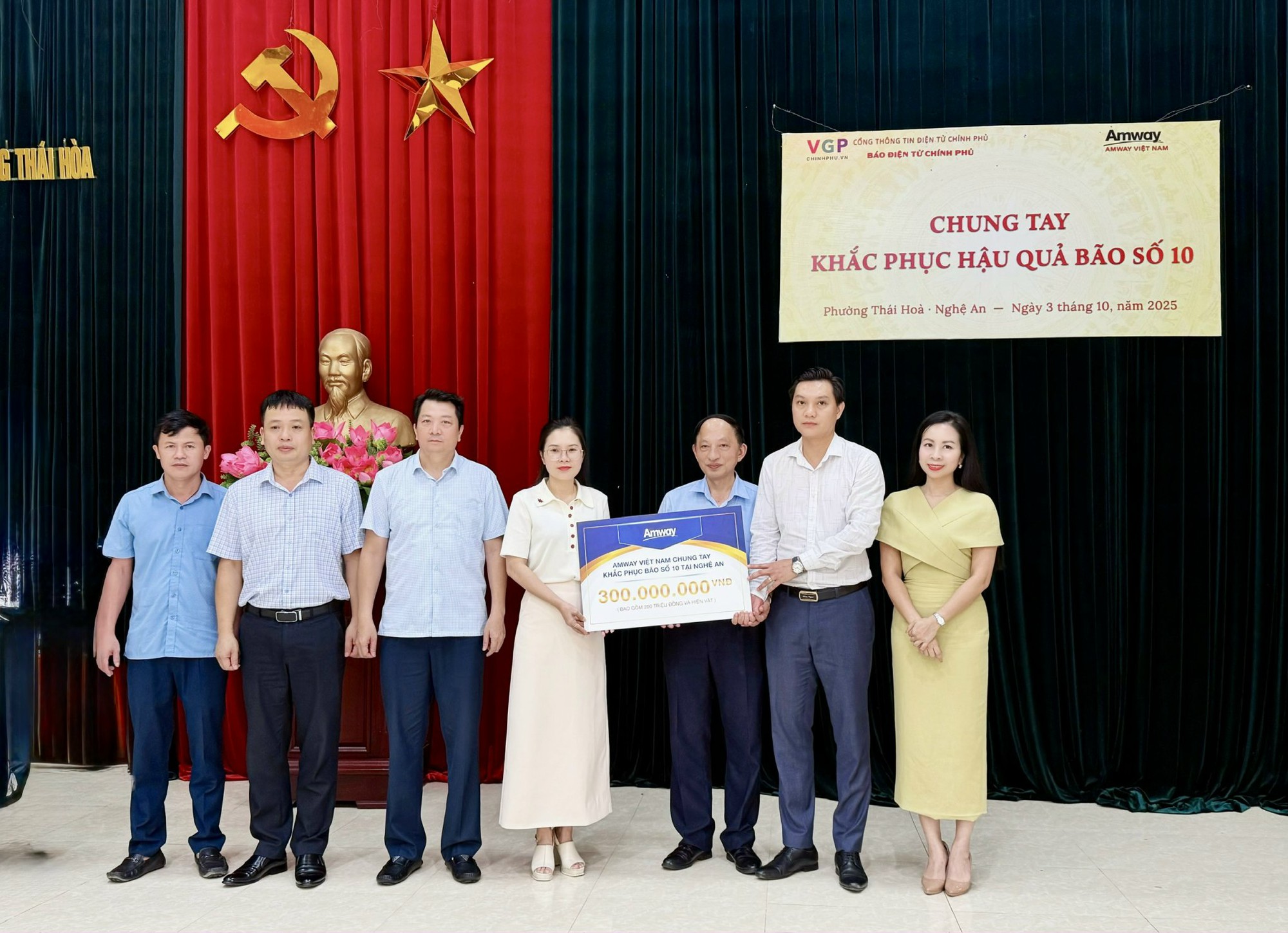 កាសែតអេឡិចត្រូនិករបស់រដ្ឋាភិបាល និងក្រុមហ៊ុន Amway វៀតណាម រួមដៃគ្នាជំនះផលវិបាកនៃព្យុះលេខ ១០ នៅ Thanh Hoa និង Nghe An - រូបថត ២. Báo điện tử Chính phủ và Amway Việt Nam chung tay khắc phục hậu quả bão số 10 tại Thanh Hóa và Nghệ An- Ảnh 2.