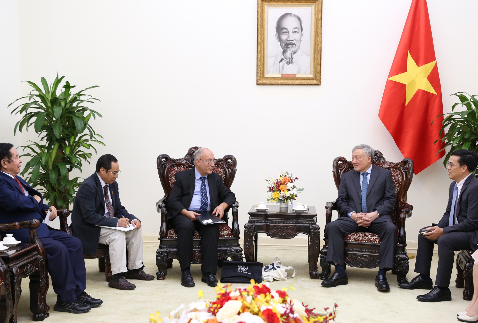 Phó Thủ tướng Thường trực Chính phủ Nguyễn Hòa Bình tiếp Chủ tịch Tổ chức Hỗ trợ đại học thế giới Đức- Ảnh 3. Phó Thủ tướng Thường trực Chính phủ Nguyễn Hòa Bình tiếp Chủ tịch Tổ chức Hỗ trợ đại học thế giới Đức- Ảnh 3.