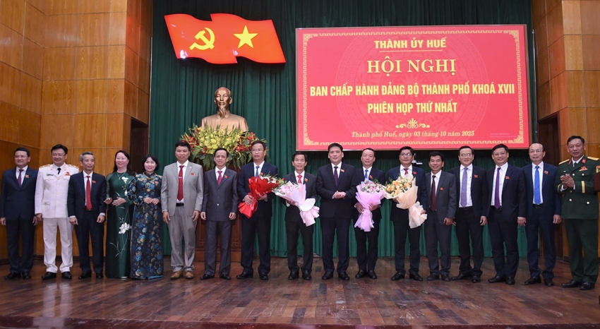 លោក Nguyen Van Phuong ត្រូវបានជ្រើសរើសឲ្យកាន់តំណែងជាលេខាគណៈកម្មាធិការបក្សទីក្រុង Hue សម្រាប់អាណត្តិ 2025 - 2030 - រូបថត ១. Ông Nguyễn Văn Phương được bầu giữ chức Bí thư Thành ủy Huế nhiệm kỳ 2025 - 2030- Ảnh 1.