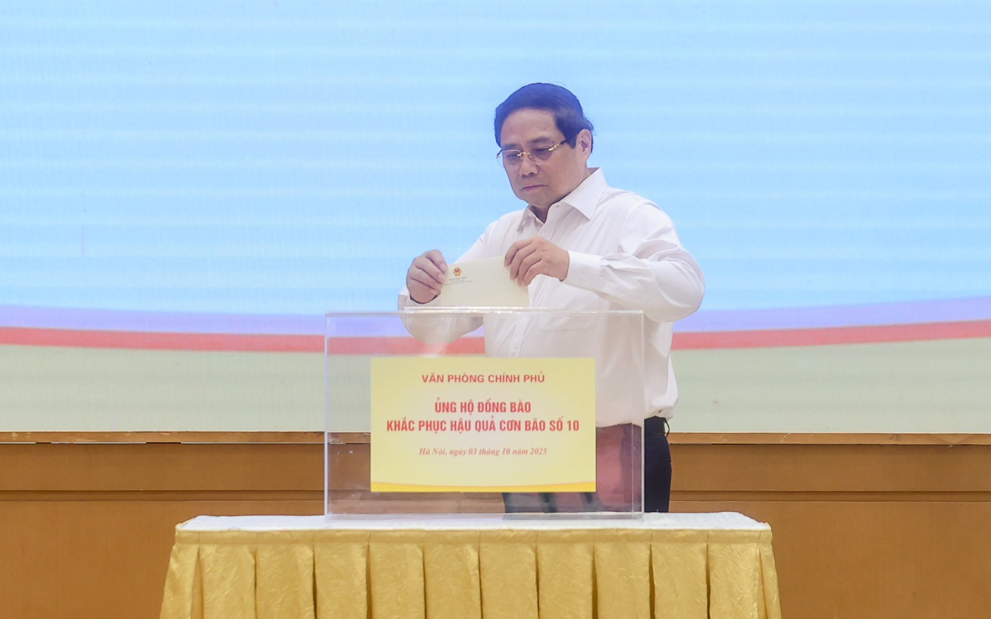 Thủ tướng Phạm Minh Chính cùng lãnh đạo Chính phủ và tập thể Văn phòng Chính phủ ủng hộ đồng bào bị thiệt hại do bão lũ