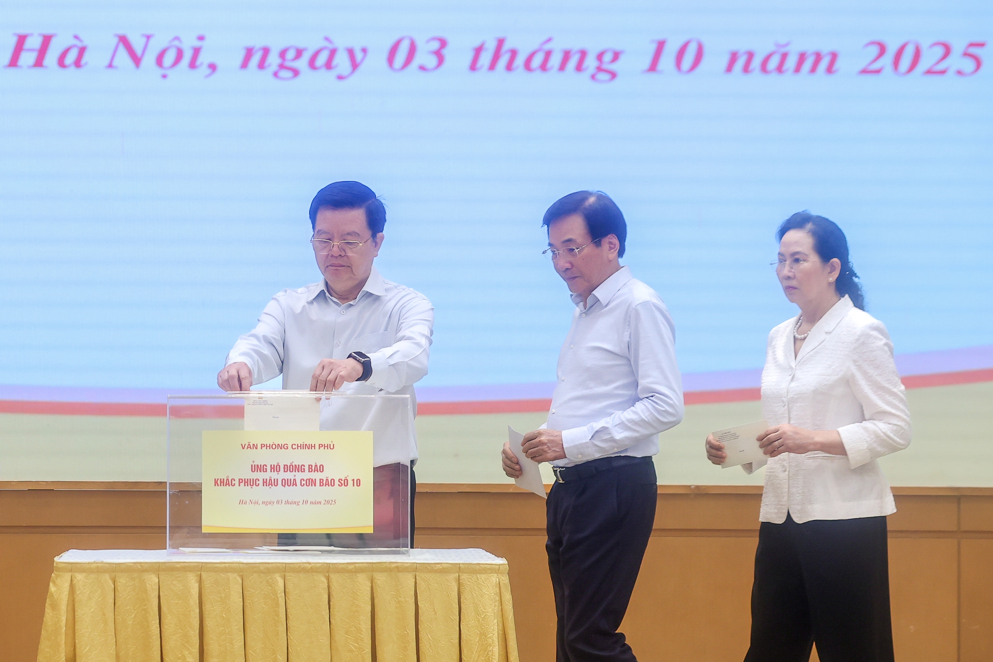 Thủ tướng Phạm Minh Chính cùng lãnh đạo Chính phủ và tập thể Văn phòng Chính phủ ủng hộ đồng bào bị thiệt hại do bão lũ- Ảnh 3.
