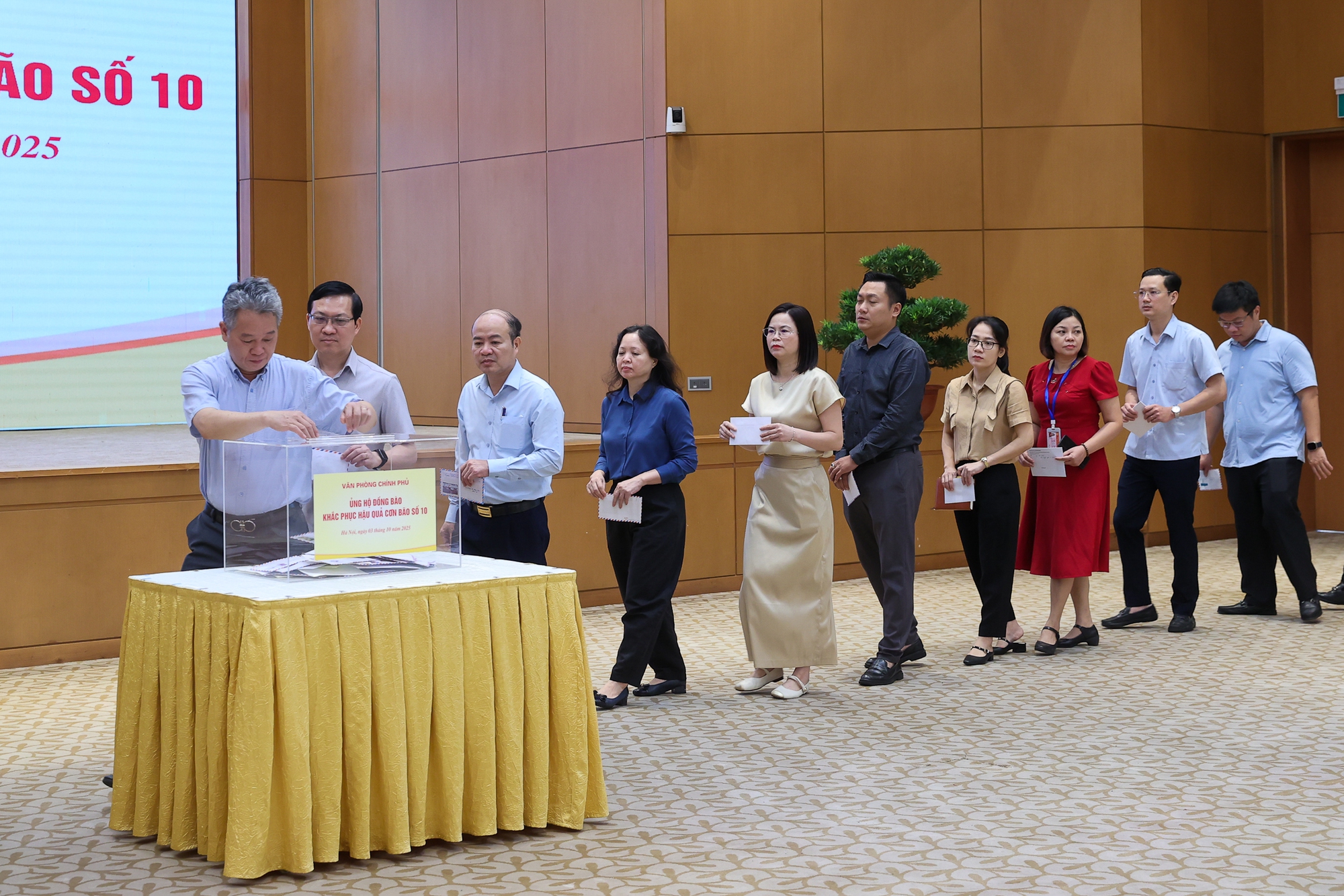 Thủ tướng Phạm Minh Chính cùng lãnh đạo Chính phủ và tập thể Văn phòng Chính phủ ủng hộ đồng bào bị thiệt hại do bão lũ- Ảnh 4.