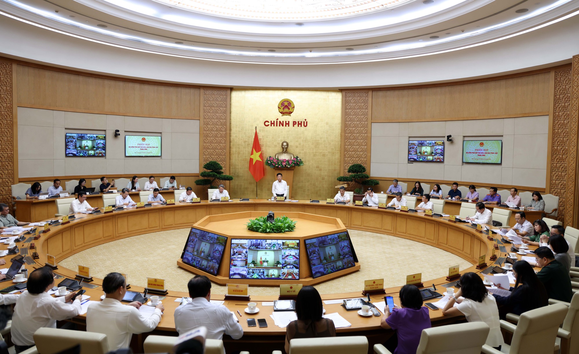 Phó Thủ tướng Lê Thành Long: Cố gắng để việc tuân thủ pháp luật trở thành tự thân- Ảnh 1. Phó Thủ tướng Lê Thành Long: Cố gắng để việc tuân thủ pháp luật trở thành tự thân- Ảnh 1.