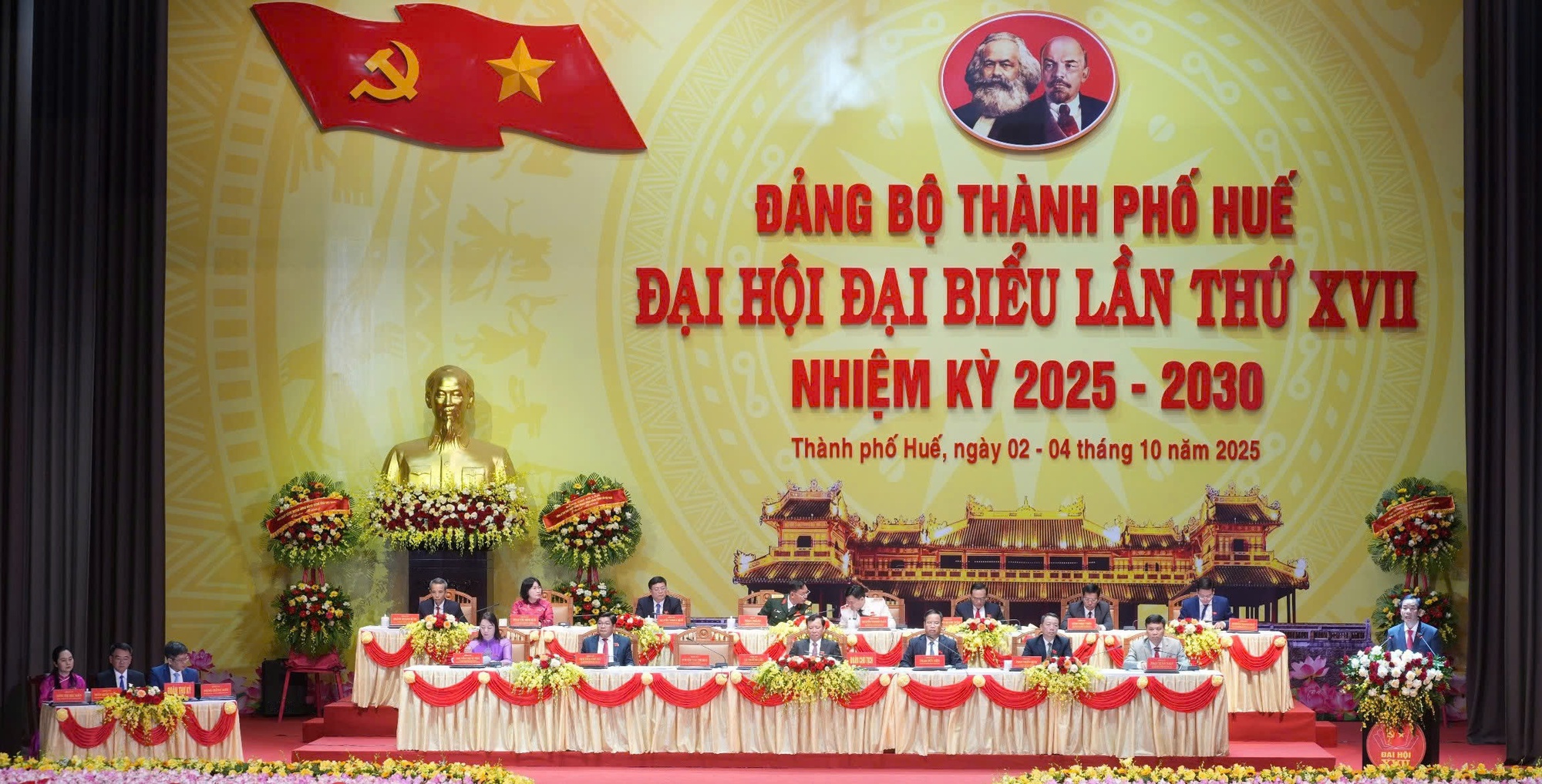 Khai mạc Đại hội đại biểu Đảng bộ thành phố Huế lần thứ XVII, nhiệm kỳ 2025 - 2030- Ảnh 2.