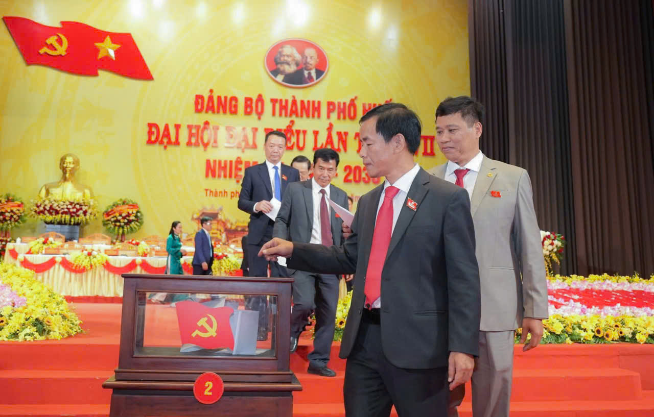 លោក Nguyen Van Phuong ត្រូវបានជ្រើសរើសឲ្យកាន់តំណែងជាលេខាគណៈកម្មាធិការបក្សទីក្រុង Hue សម្រាប់អាណត្តិ 2025 - 2030 - រូបថតទី 3 ។ Ông Nguyễn Văn Phương được bầu giữ chức Bí thư Thành ủy Huế nhiệm kỳ 2025 - 2030- Ảnh 3.
