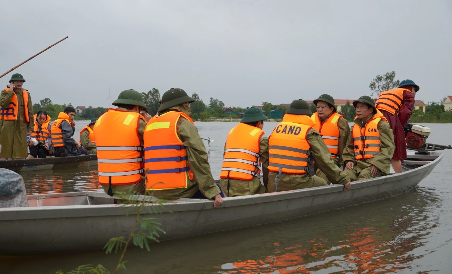 Phó Thủ tướng Mai Văn Chính thăm hỏi, động viên người dân vùng lũ Quảng Trị- Ảnh 2. Phó Thủ tướng Mai Văn Chính thăm hỏi, động viên người dân vùng lũ Quảng Trị- Ảnh 2.