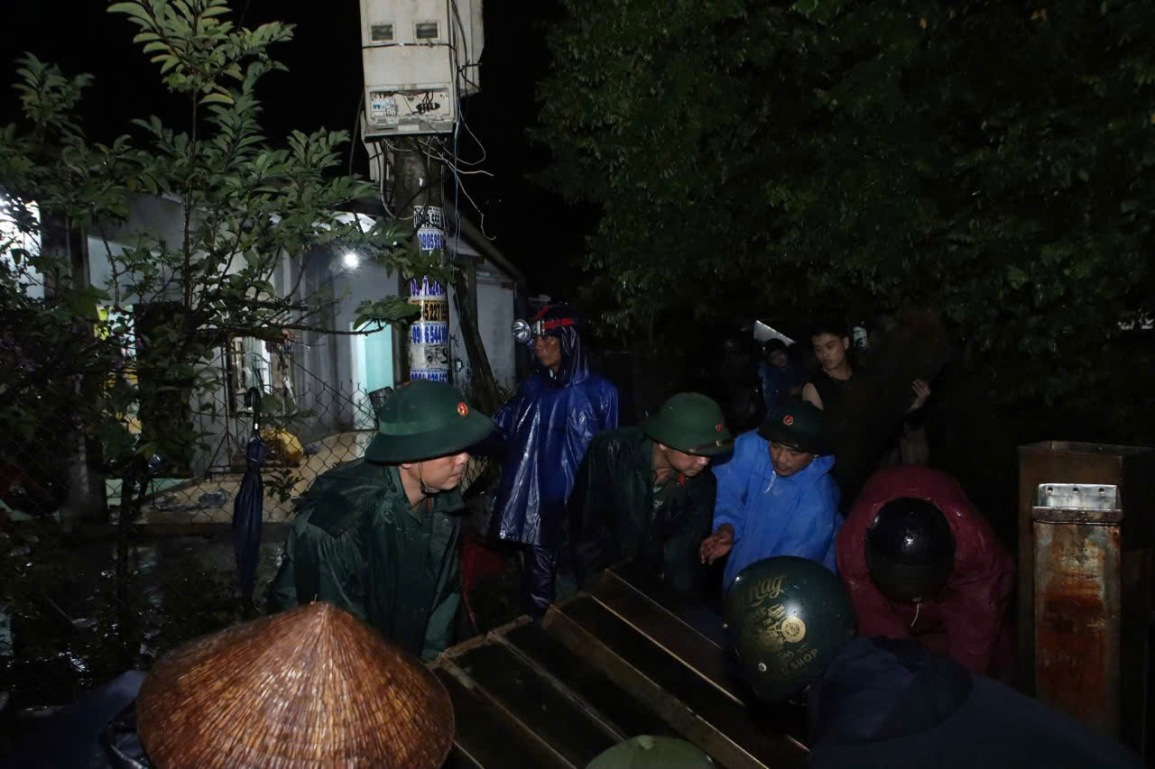 Lực lượng Sư đoàn 315 xuyên đêm gia cố tuyến kè biển An Lương, Đà Nẵng- Ảnh 7. Lực lượng Sư đoàn 315 xuyên đêm gia cố tuyến kè biển An Lương, Đà Nẵng- Ảnh 7.