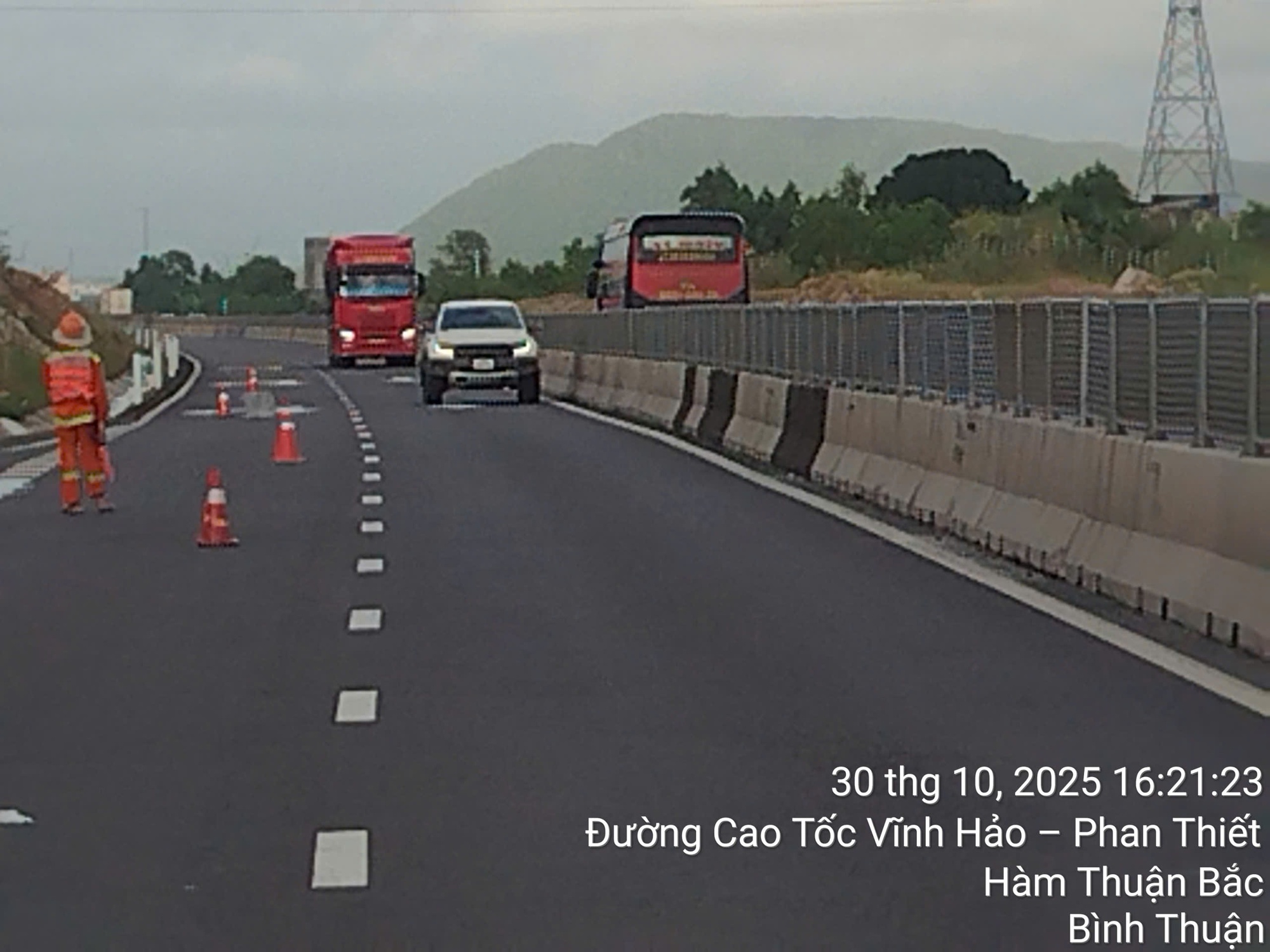 Nước rút, khôi phục lưu thông phương tiện trên cao tốc Vĩnh Hảo-Phan Thiết - Ảnh 1. Nước rút, khôi phục lưu thông phương tiện trên cao tốc Vĩnh Hảo-Phan Thiết - Ảnh 1.