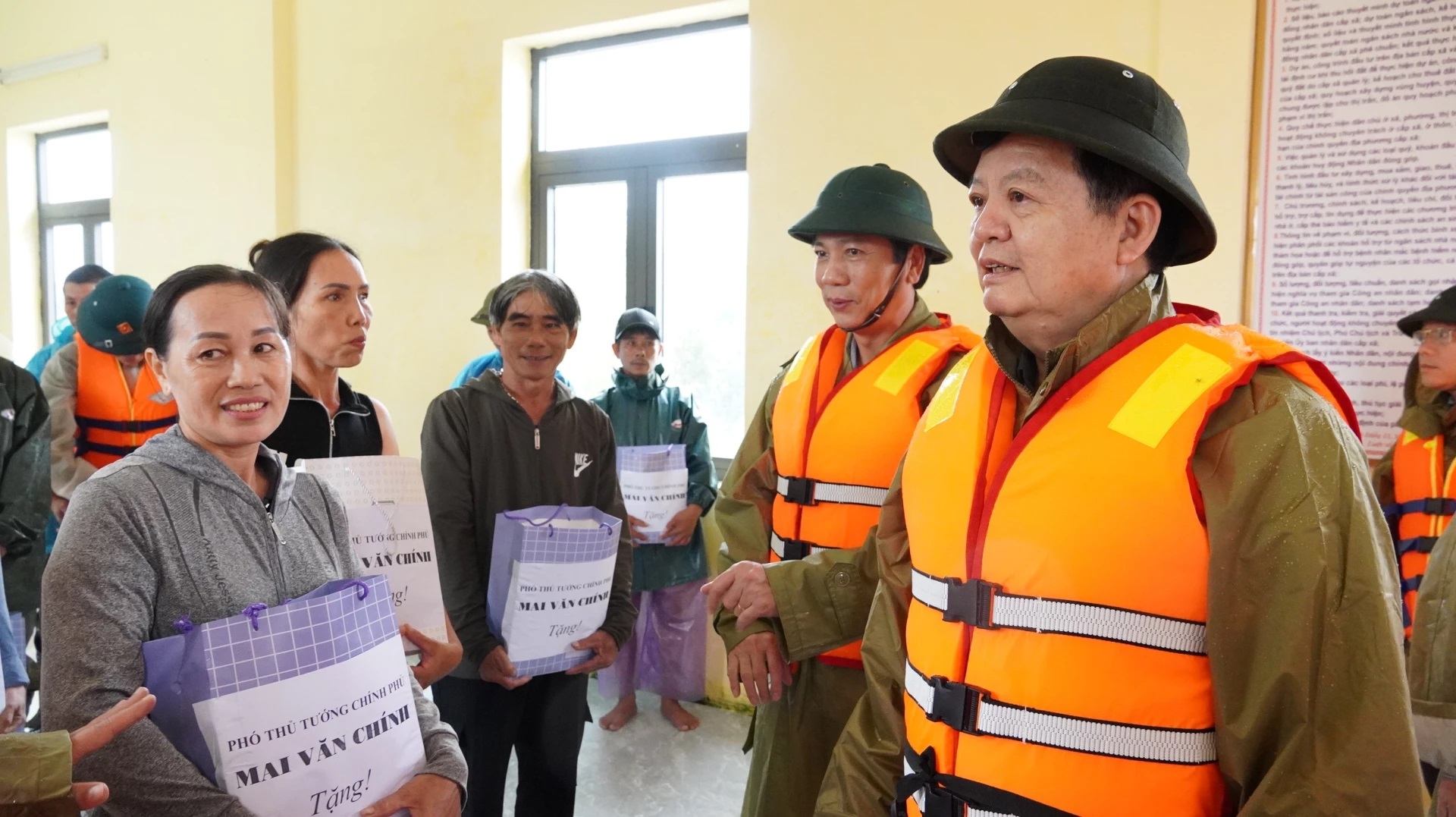 Phó Thủ tướng Mai Văn Chính thăm hỏi, động viên người dân vùng lũ Quảng Trị- Ảnh 4. Phó Thủ tướng Mai Văn Chính thăm hỏi, động viên người dân vùng lũ Quảng Trị- Ảnh 4.