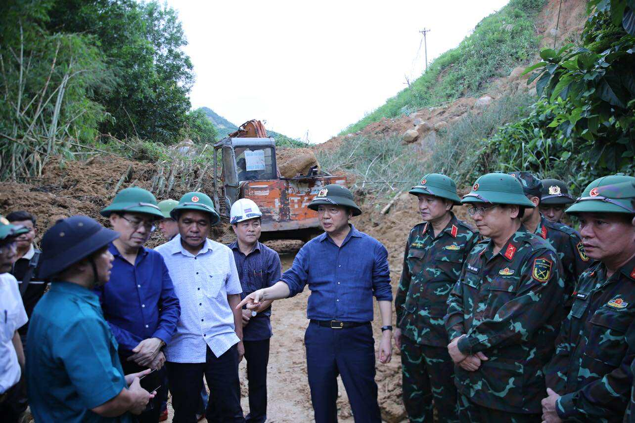 Phó Thủ tướng Trần Hồng Hà kiểm tra công tác khắc phục hậu quả mưa lũ tại xã miền núi phía tây Quảng Ngãi- Ảnh 4. Phó Thủ tướng Trần Hồng Hà kiểm tra công tác khắc phục hậu quả mưa lũ tại xã miền núi phía tây Quảng Ngãi- Ảnh 4.