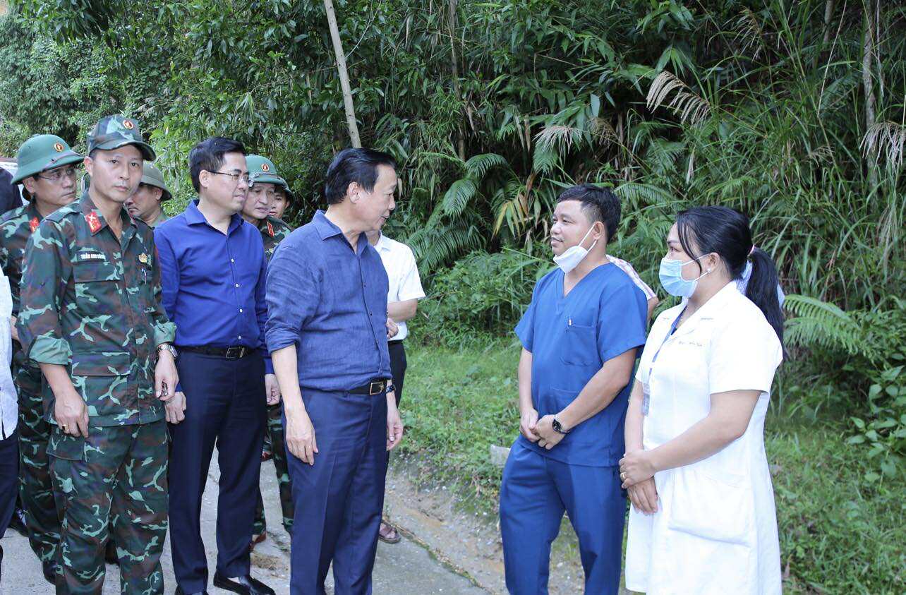 Phó Thủ tướng Trần Hồng Hà kiểm tra công tác khắc phục hậu quả mưa lũ tại xã miền núi phía tây Quảng Ngãi- Ảnh 5. Phó Thủ tướng Trần Hồng Hà kiểm tra công tác khắc phục hậu quả mưa lũ tại xã miền núi phía tây Quảng Ngãi- Ảnh 5.