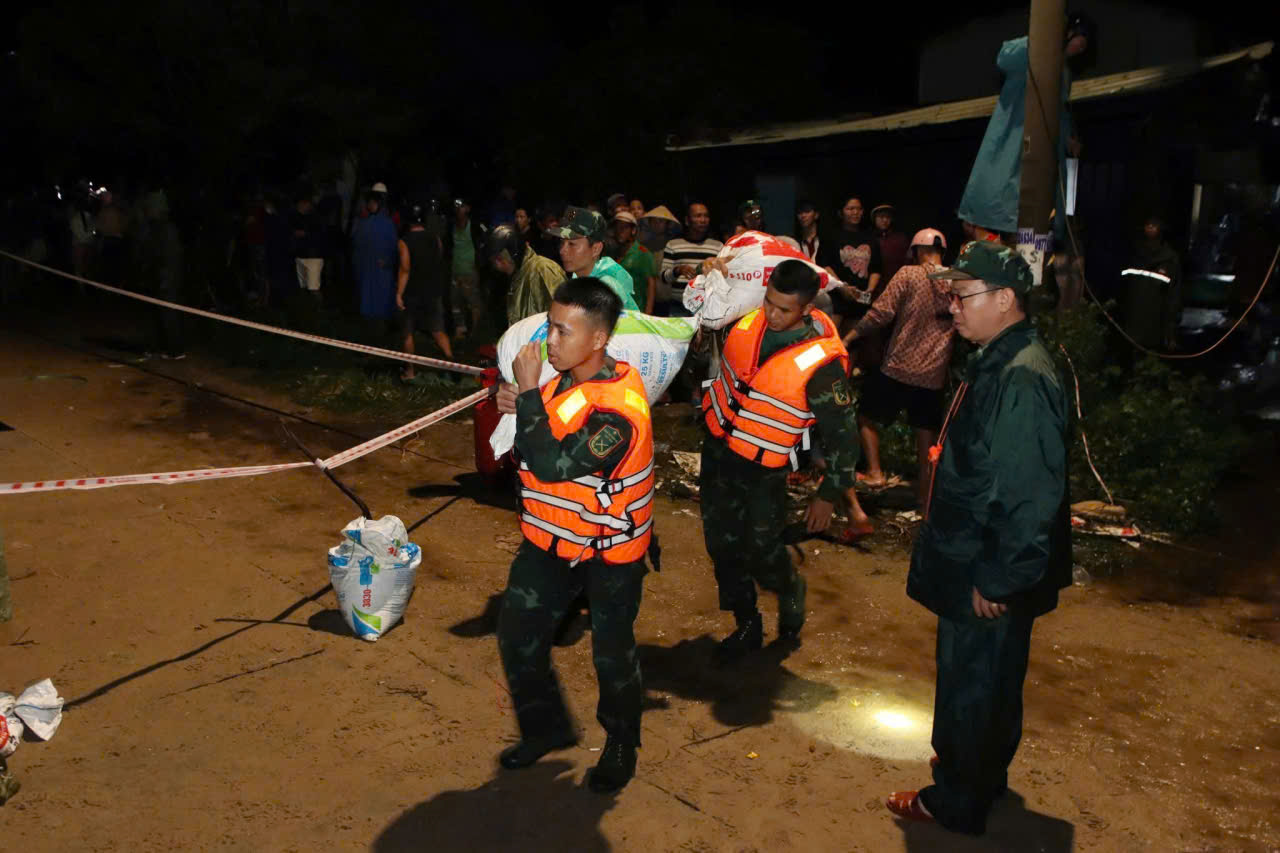 Lực lượng Sư đoàn 315 xuyên đêm gia cố tuyến kè biển An Lương, Đà Nẵng- Ảnh 2. Lực lượng Sư đoàn 315 xuyên đêm gia cố tuyến kè biển An Lương, Đà Nẵng- Ảnh 2.