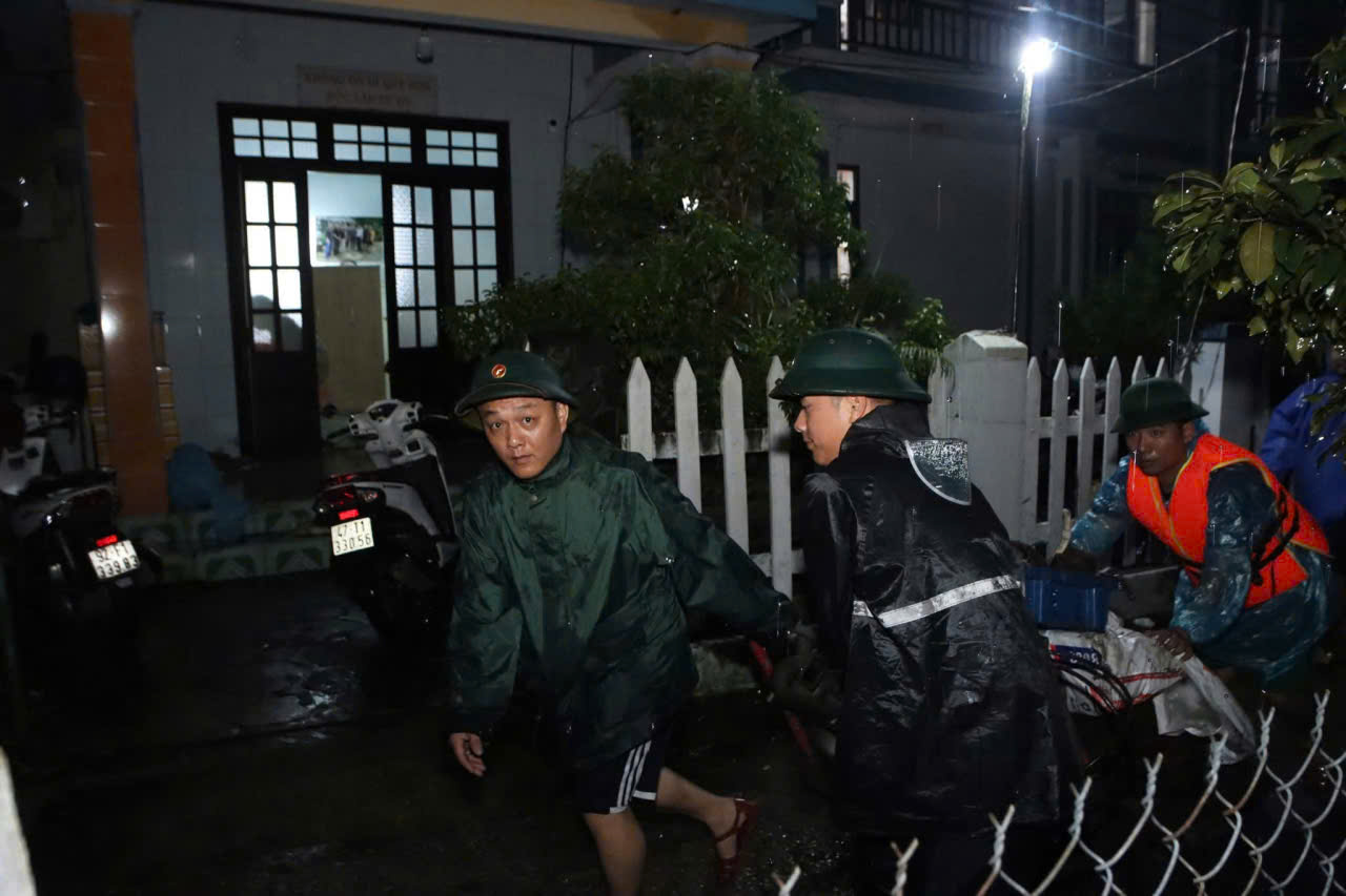 Lực lượng Sư đoàn 315 xuyên đêm gia cố tuyến kè biển An Lương, Đà Nẵng- Ảnh 5. Lực lượng Sư đoàn 315 xuyên đêm gia cố tuyến kè biển An Lương, Đà Nẵng- Ảnh 5.