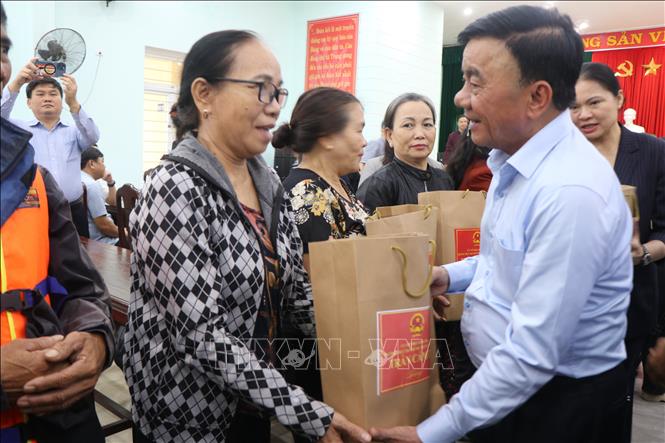 Thường trực Ban Bí thư thăm, tặng quà người dân bị ảnh hưởng do mưa lũ tại Huế- Ảnh 1. Thường trực Ban Bí thư thăm, tặng quà người dân bị ảnh hưởng do mưa lũ tại Huế- Ảnh 1.