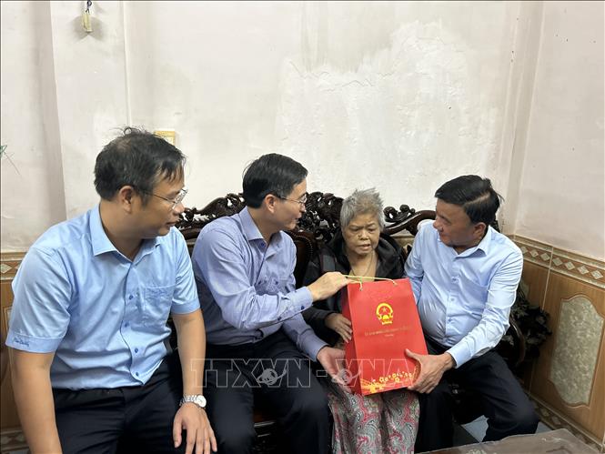 Thường trực Ban Bí thư thăm, tặng quà người dân bị ảnh hưởng do mưa lũ tại Huế- Ảnh 2. Thường trực Ban Bí thư thăm, tặng quà người dân bị ảnh hưởng do mưa lũ tại Huế- Ảnh 2.